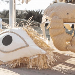Coussin oeil grec – Tissu blanc avec franges en raphia