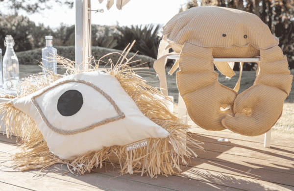 Coussin oeil grec - Tissu blanc avec franges en raphia – Image 2